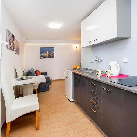 Apartments And Room Silvana Ровинь Экстерьер фото
